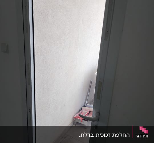 דלת זכוכית עם מסגרת אלומיניום לבנה בדירה